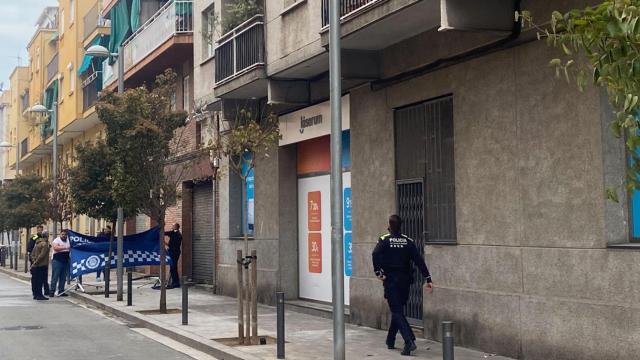 Un agente policial en la zona del incendio de Santa Coloma de Gramenet / NC