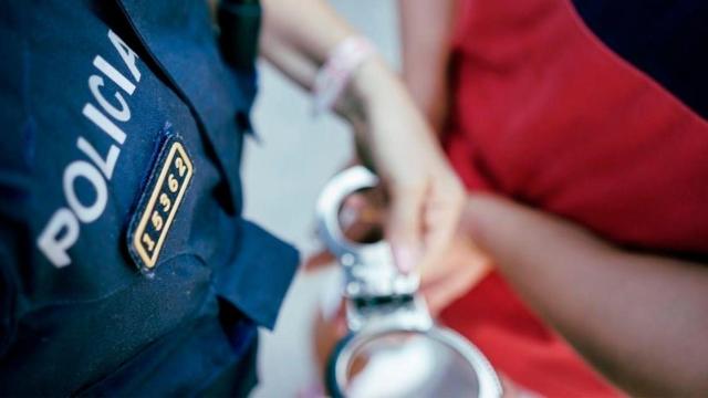 Los Mossos d'Esquadra se llevan a un detenido esposado, en una imagen de archivo / MOSSOS