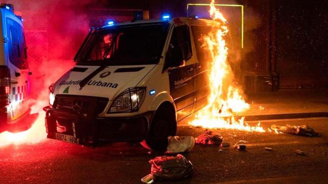 Imagen del ataque con fuego a un furgón de la Guardia Urbana / EP