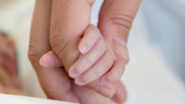 Un bebé coge la mano de sus matronas / EUROPA PRESS