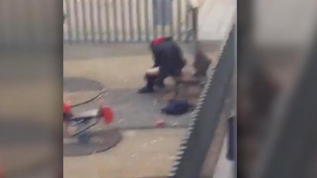 Imagen de un toxicómano inyectándose en el parque infantil de la plaça Salvador Seguí de Barcelona / CG