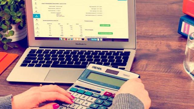 Una mujer revisa su deuda en un ordenador / PIXABAY