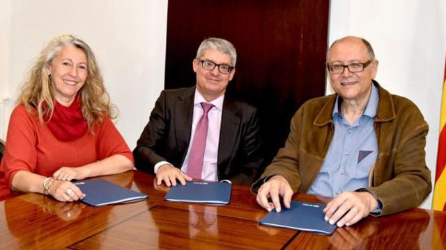 El director de la Fundación Agbar, Ignacio Escudero (c), junto al alcalde de Sant Feliu de Llobregat, Jordi San José (d) / FUNDACIÓN AGBAR