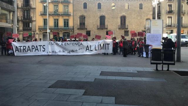 Familias de la Escuela Entença protestan frente a las puertas del Ayuntamiento de Barcelona / TWITTER