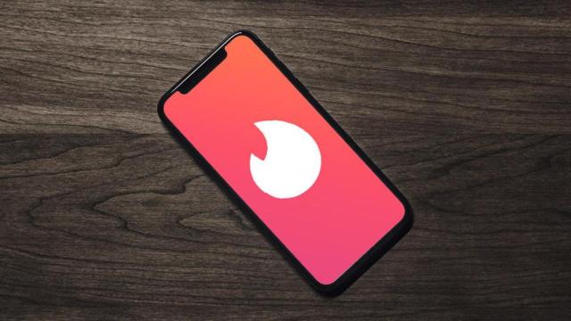 Móvil con Tinder / PEXELS - TINDER