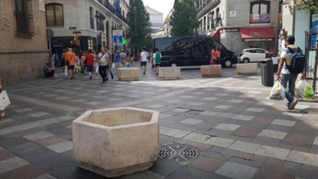 Maceteros de grandes dimensiones refuerzan la seguridad en la calle Arenal de Madrid