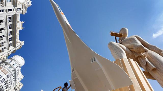 Fotografía de archivo (13/03/16) de la falla del Ayuntamiento el pasado año / EFE