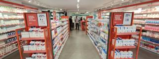 Interior de una farmacia de Ecoceutics / ECOCEUTICS
