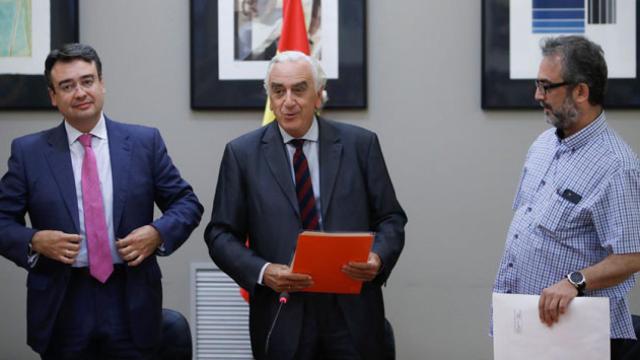 Marcos Peña (c), árbitro del conflicto; Juan Carlos Giménez (d), portavoz de los huelguistas y Emilio García (i), director nacional de Eulen / EFE