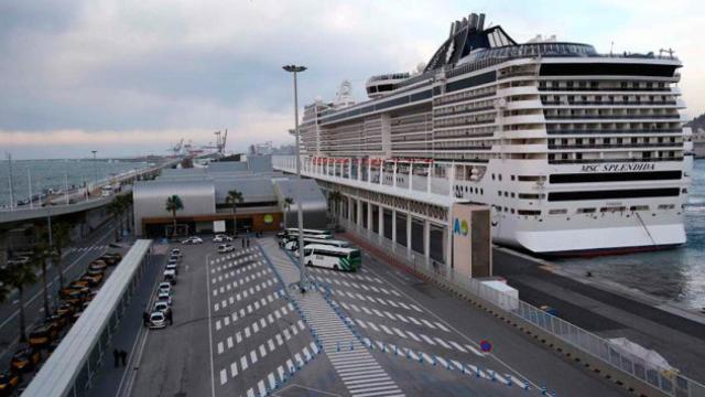 El MSC Esplendida atracado en una de las terminales del puerto de Barcelona / CG