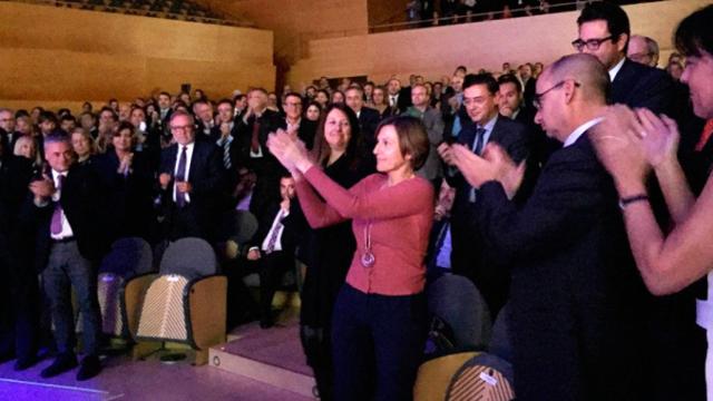 La presidenta del Parlamento catalán, Carme Forcadell, aplaudida en la Nit de l'Empresari  | CG