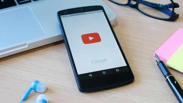 Un teléfono Android con la app YouTube abierta de Google / FREEPIK