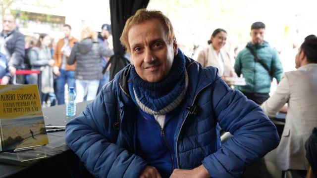 Albert Espinosa posa junto a su último libro 'Estaba preparado para todo menos para ti' / LUIS MIGUEL AÑÓN - CG