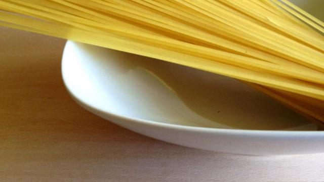 Un plato de pasta cruda / EP