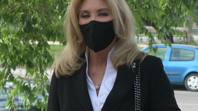 La vedette Norma Duval acude al último adiós de su madre / EP