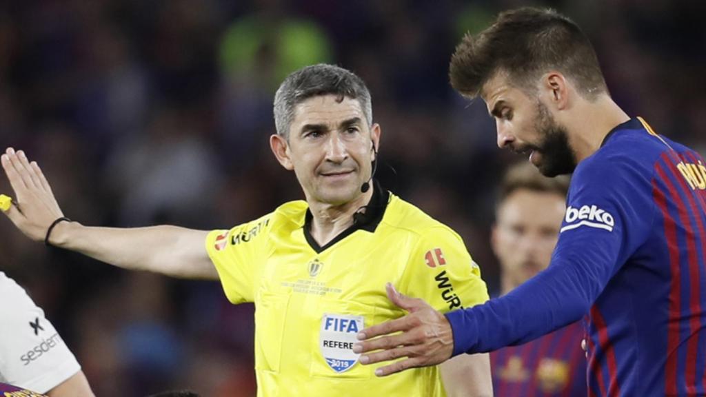 Mallenco parlant amb Piqué durant la final de la Copa del Rei / EFE