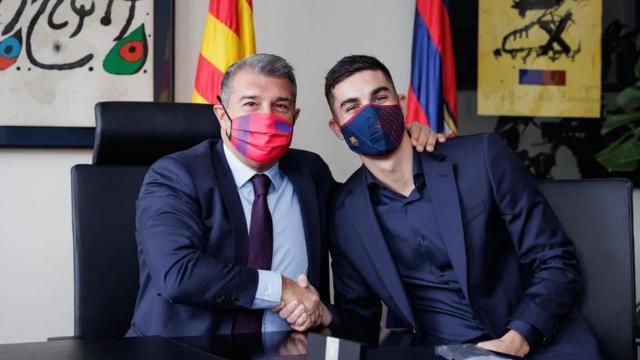 Joan Laporta y Ferran Torres, en la presentación oficial del delantero / FCB