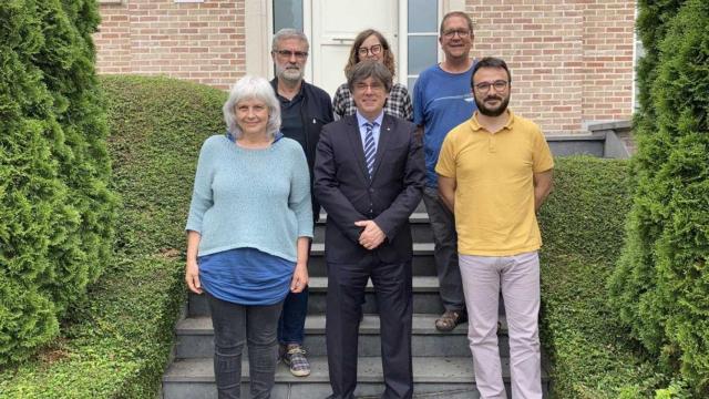 El posconvergente Puigdemont, con los diputados de la CUP Dolors Sabater, Albert Botran, Carles Riera y Eulàlia Reguant en su mansión de Waterloo / @cupnacional (TWITTER)