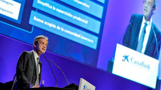 Jordi Gual, presidente de Caixabank, en la junta de accionistas de la entidad celebrada este viernes en Valencia / EFE