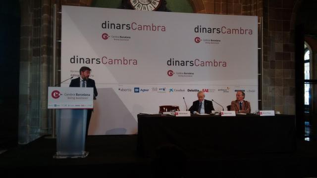 El secretario de Estado de Presupuestos, Alberto Nadal (i), el presidente de la Cámara de Comercio de Barcelona, Miquel Valls (c), y el periodista Manel Pérez (d) / CG