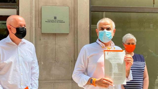 Carlos Carrizosa (c), líder de Ciudadanos en el Parlamento catalán, con los diputados Joan Garcia y Anna Grau, hoy / Cs