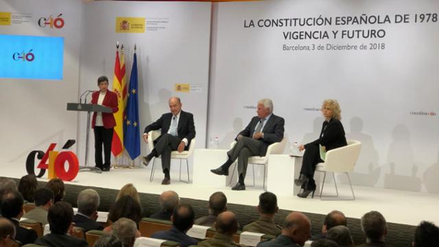 Miquel Roca, Felipe González y la moderadora Mònica Terribas durante el debate del 40 aniversario de la Constitución