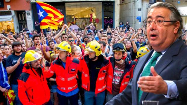 El ministro del Interior, Juan Ignacio Zoido, y la manifestación de bomberos de Barcelona con banderas independentistas / FOTOMONTAJE DE CG