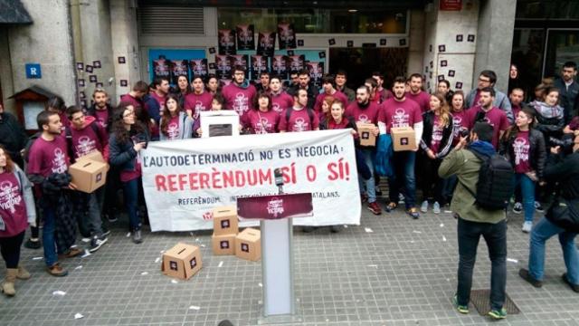 Arran, los 'cachorros' de la CUP --en la imagen, en una protesta ante la sede del PP-- serán investigados por burlarse de la muerte de Maza / EP