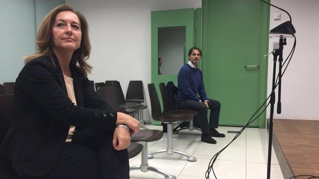 La concejal de Ciudadanos, Carina Mejías, en primer plano, en el juicio por amenazas de Oriol Pujol, al fondo / EFE
