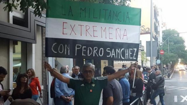 Unas decenas de militantes del PSOE ante la sede del partido en la calle Ferraz de Madrid / EFE
