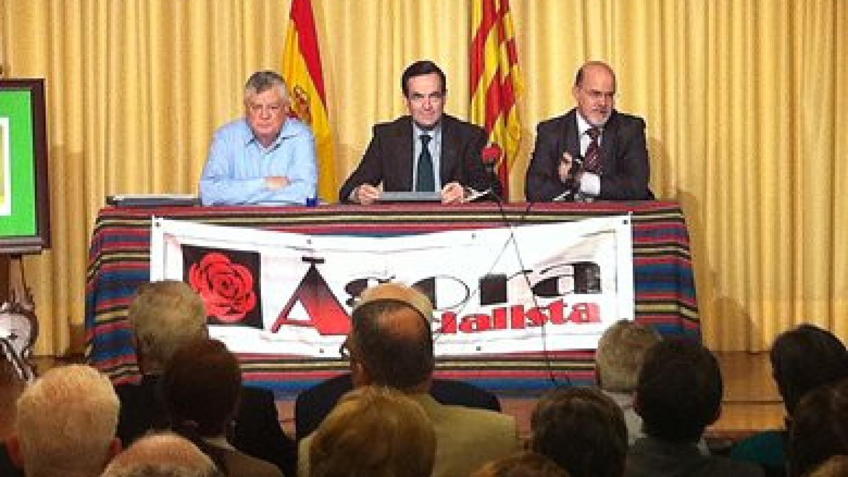 José Bono, entre José Castellano e Isidro Carpio, en una conferencia en Barcelona