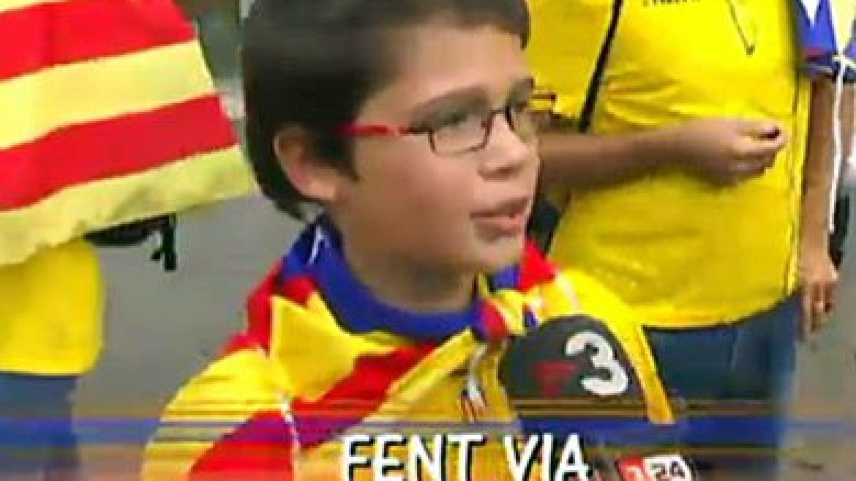 Un niño entrevistado para el reportaje infantil independentista emitido por Super 3