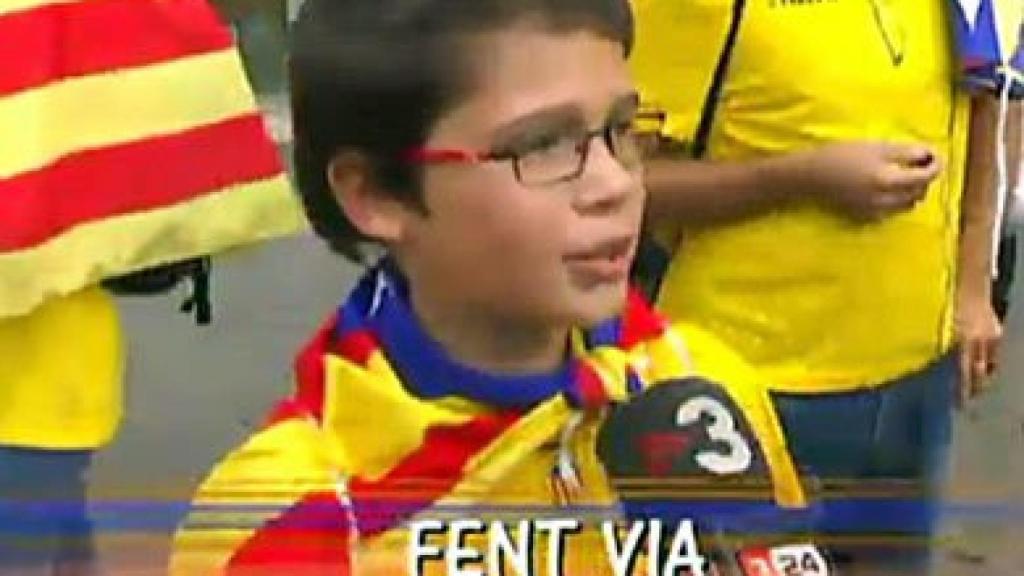 Un niño entrevistado para el reportaje infantil independentista emitido por Super 3