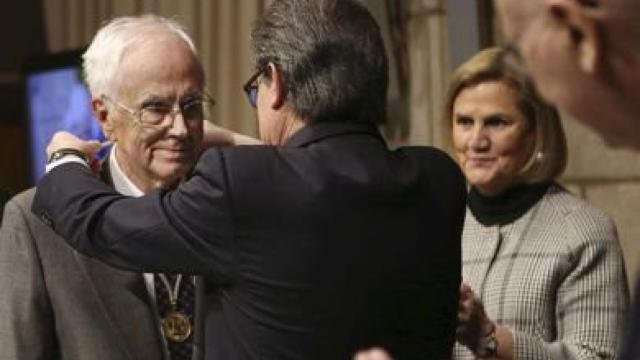 El periodista Josep Maria Espinàs recibió la Medalla de Oro de la Generalitat en 2015