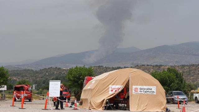 Los bomberos trabajan en la zona próxima al incendio de Artesa de Segre (Lleida) / EP