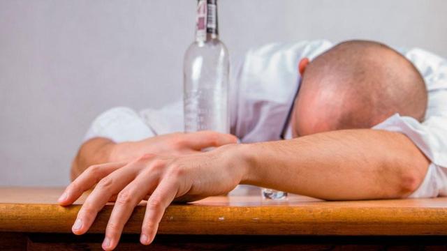 Una persona con adicción al alcohol / PIXABAY