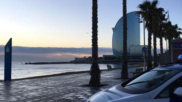Imagen de un coche de la Guardia Urbana de Barcelona en la zona de Port Olímpic / @BARCELONA_GUB