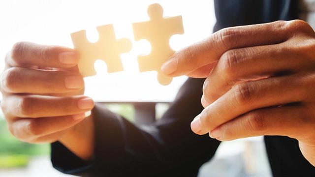 Una chica une dos piezas de un puzzle