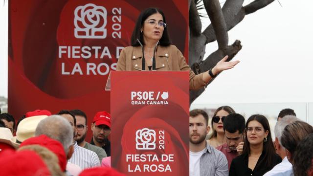 La ministra de Sanidad, Carolina Darias, durante su intervención este domingo en Arucas (Gran Canaria) en la Fiesta de la rosa que organizó su partido, el PSOE. EFE/ Elvira Urquijo A.
