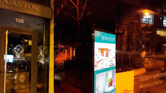 Tres imágenes de los actos vandálicos contra Lucas Fox en Barcelona / CG