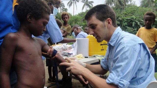 El médico investigador Oriol Mitjà durante el estudio para erradicar la enfermedad de pian / EP