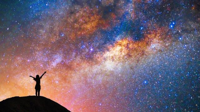 Mujer ante un cielo estrellado