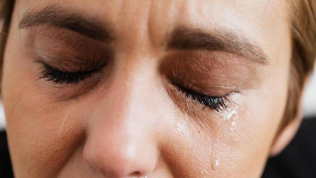 Una mujer con lágrimas en los ojos por depresión, una de las enfermedad mental frecuente PEXELS