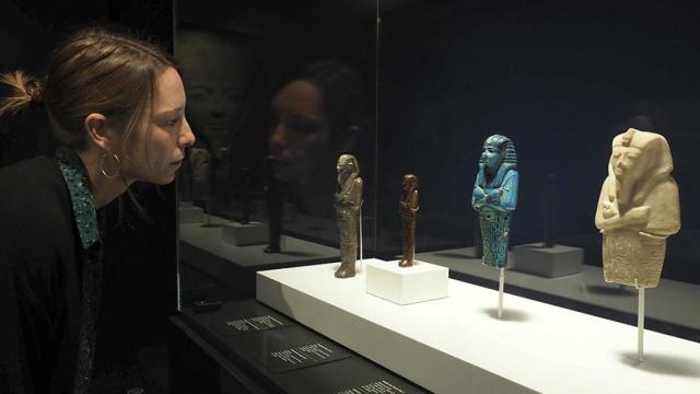 Una visitante en la exposición 'Faraón. Rey de Egipto' / CAIXAFORUM GIRONA