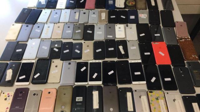 Algunos de los móviles recuperados tras los hurtos en el Sónar, que se encuentran en la comisaría de L'Hospitalet / TWITTER MOSSOS