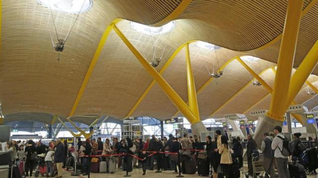 Imagen de archivo de colas de visitantes extranjeros en el aeropuerto de Barajas / EFE