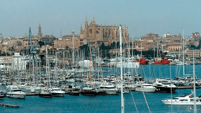 Imagen de archivo del puerto de Palma (Mallorca), donde denuncian el alquiler de barcos ilegal / EFE