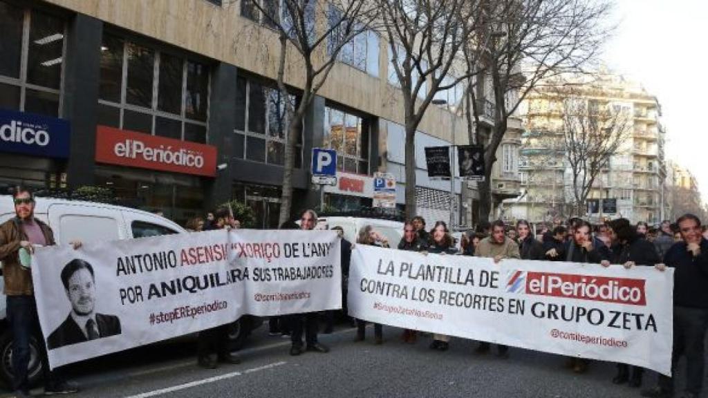 Imagen de archivo de los empleados de El Periódico cortando la circulación en la calle Consell de Cent