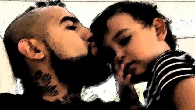 Arturo Vidal besa en la frente a su hijo