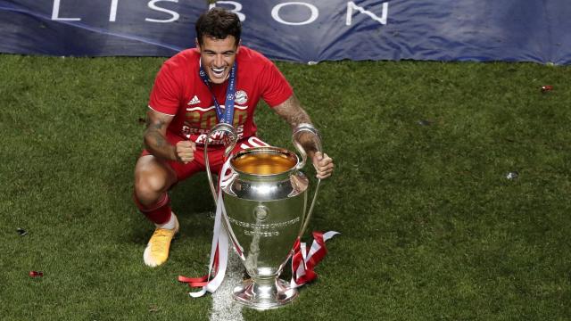 Coutinho posando junto al trofeo de la Champions /EFE